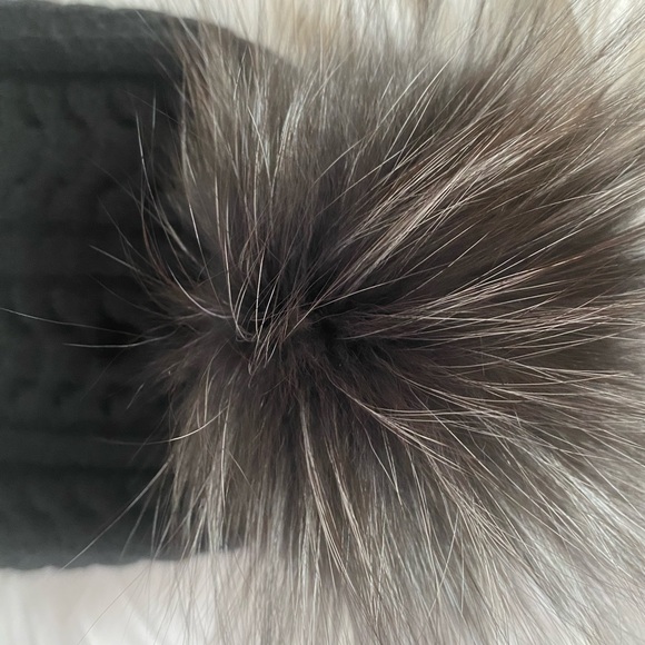 100% cashmere with silver fox fur,good condition. - Picture 8 of 8